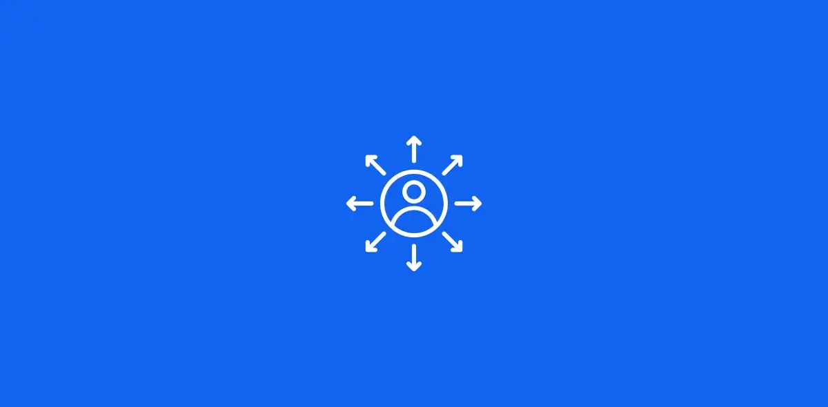 Icono de una persona rodeada de flechas que apuntan hacia afuera, sobre un fondo azul.