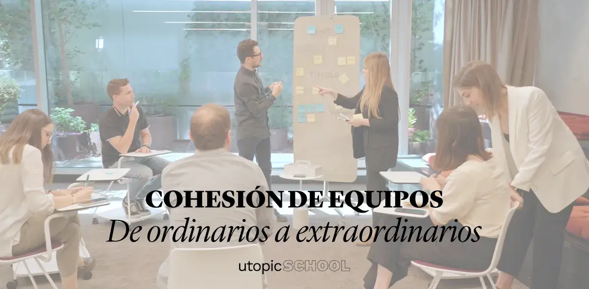 Un grupo de personas en una sala se encuentra frente a una pizarra.