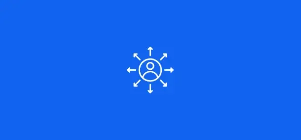 Icono de una persona rodeada de flechas que apuntan hacia afuera, sobre un fondo azul.