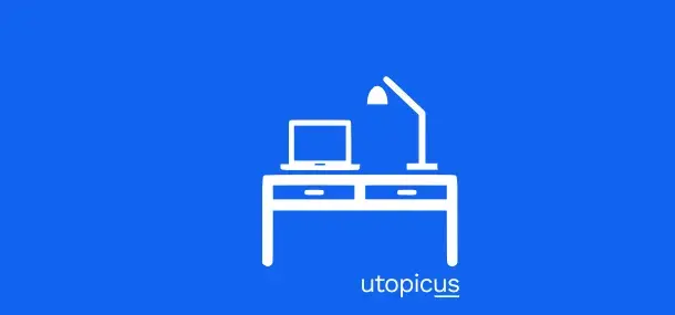 Un escritorio blanco con una computadora portátil y una lámpara.