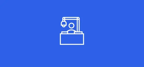 Icono de una computadora con webcam encima de un escritorio, en fondo azul.