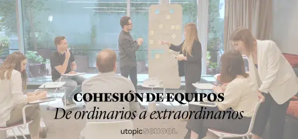 Un grupo de personas en una sala se encuentra frente a una pizarra.